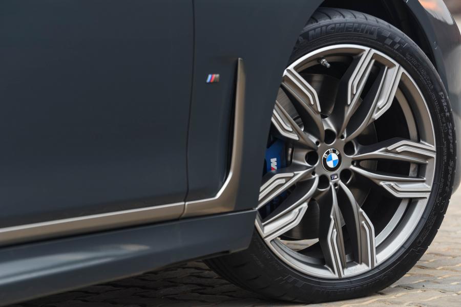 Детали экстерьера BMW M760Li xDrive (G12) 2019 года  (ZA) (фото 8 из 25)